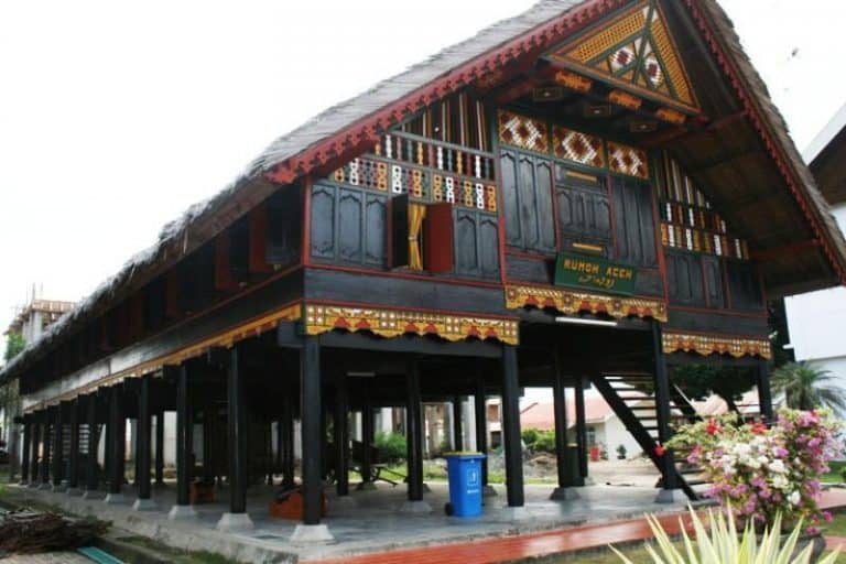 Rumah Adat Aceh : Desain, Bagian, Tahap Pembuatan dan Penjelasannya